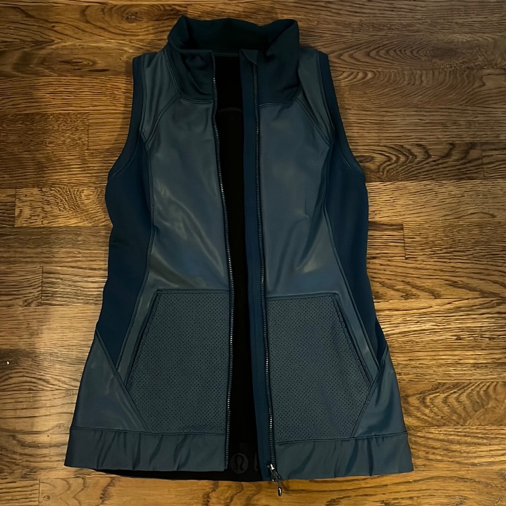 Lululemon reflective dark blue vest size 6